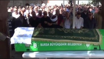 Ünlü oyuncular Bursa'da babalarını aynı gün toprağa verdi