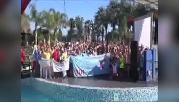 Otel çalışanları ve turistlerden plaj temizliği