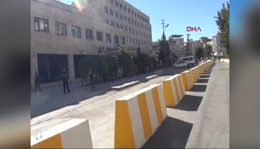 Batman'da valilik otoparkı ile belediye binasının önüne beton bariyerler konuldu