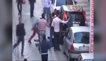 Gençlerin kız meselesi yüzünden kavgasını vatandaşlar güçlükle ayırdı