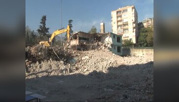 Bursa'da okulları yıkılan öğrenciler, servisleri de gelmeyince sokakta kaldı