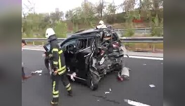 TIR'ın çarptığı otomobildeki 2 kişi yaralandı