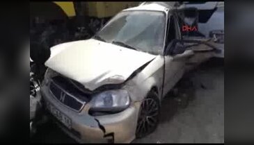 TIR otomobile çarptı: 3 ölü