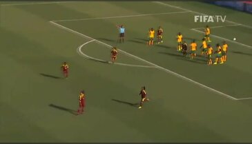 Kadın futbolcu santradan gol attı