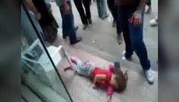 Kaldırıma çıkan aracın çarptığı bebek arabasında öldü