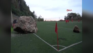 Trabzon'da amatör maç öncesi sahaya kaya düştü