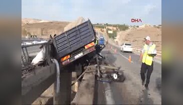 Adıyaman'da TIR devrildi: 1 ölü, 1 yaralı