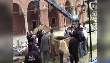 Bursa'daki zeytinlikte bulunan lahdin bir tonluk kapağı vinçle açıldı