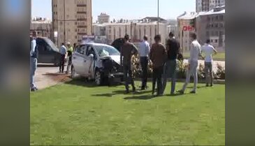 Sivas'ta iki otomobil çarpıştı: 4 yaralı