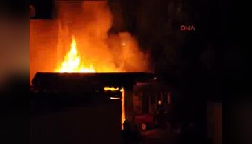 Şüpheli yangında tek katlı ev geceyi aydınlattı