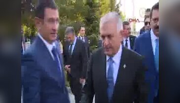 Başbakan Yıldırım, TOBB'un bahçesine dikilen çınar ağacının etrafına kürekle toprak attı