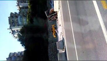 Bursa'da freni tutmayan kamyon yan yattı!