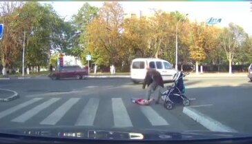 Minik çocuğu bebek arabasından böyle düşürdü!