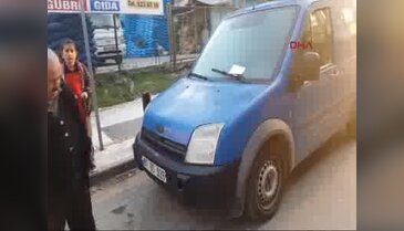 Aracın motorunda sıkışan kediyi itfaiye kurtardı