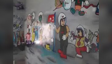 Derya öğretmen, okul duvarlarını süslüyor