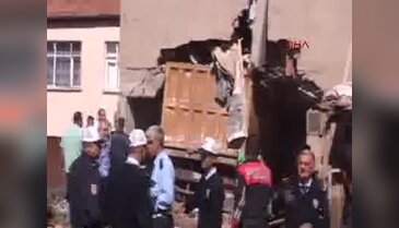 Freni boşalan kamyon evin duvarını yıktı