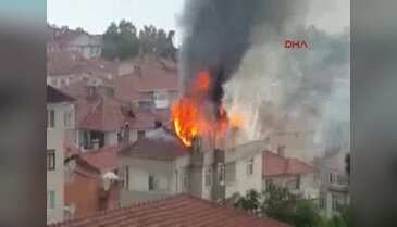 Gölcük'te çatı katı alev alev yandı