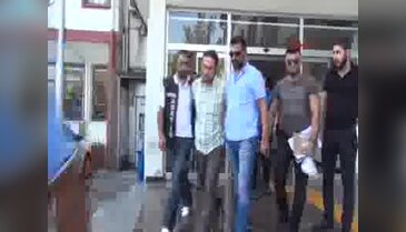 Eşini 7 yaşındaki kızının yanında, elleriyle boğdu