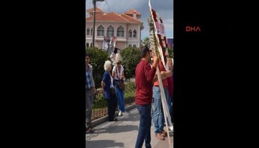 Kutlama törenine gönderilen Kılıçdaroğlu çelengi partililer tarafından böyle kaldırıldı
