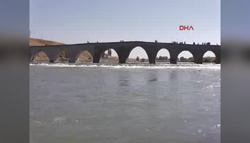 Üniversiteli gençler Murat Nehri'nde doğa şenliğini kutladı