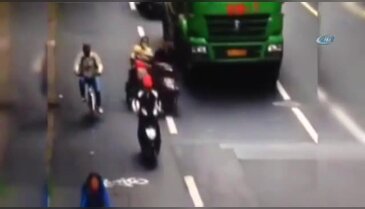 Motosikletten düşen kadın kamyonun altında kaldı