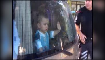 Bebeklerini minibüste bırakıp gezmeye çıktılar