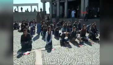 Kocaeli Üniversitesi'nde öğrenciler Ankara'daki patlamada ölenleri andı