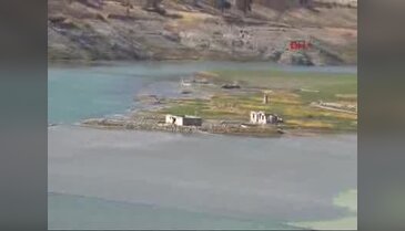 Sır Barajı'nda su çekildi, köy ortaya çıktı