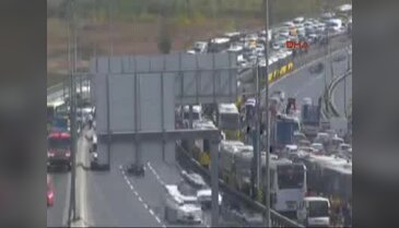 İstanbul'da bir araç metrobüsle çarpıştı - 1