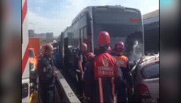 İstanbul'da bir araç metrobüsle çarpıştı - 2