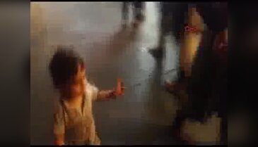 Çocuğunu iple bağlayıp İstiklal Caddesi'nde gezdirdi