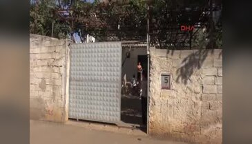 Dut ağacından tırmanıp polisin tabancasını çaldı