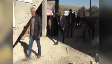 Cep telefonu ile konuşmak için minareye çıkıyorlar