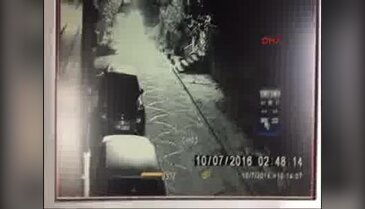 Motosikletle gelip 30 aracın camını kırdılar