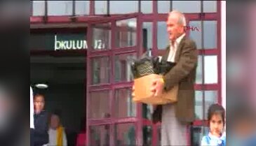 Muhtardan öğrencilerle velilere kırtasiye ve giyim yardımı