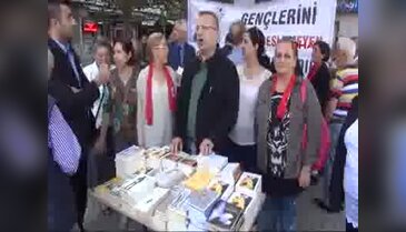 CHP Konak Meydanı'nda kitap dağıttı