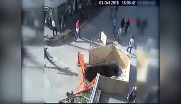 Doğalgaz hattı çalışmasında sigara içen işçiler mobesede