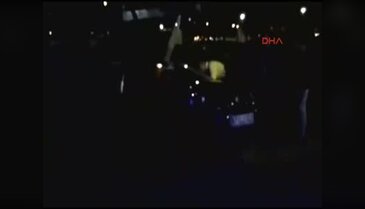 Denize düşmek üzere olan otomobili vatandaşlar kurtardı