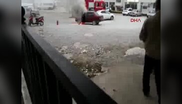 Yanan otomobiline tekme attı