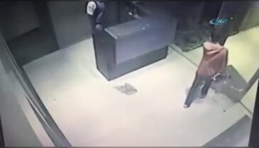 Cam tavan çöktü, altındakiler ölümden döndü