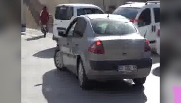 Hırsızlık için girdiği evde ev sahibinin boğazına satır dayayıp, cüzdanını çaldı