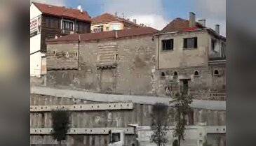 Tarihi Taşhan'ın duvarlarına sıva yapılıp kat çıkılmış
