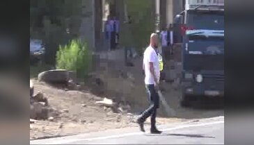 Yolu trafiğe kapattı, linçten polis kurtardı
