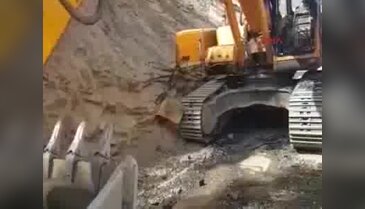 Askeri üssün yol yapımında çalışan araç, PKK'lılar tarafından ateşe verildi