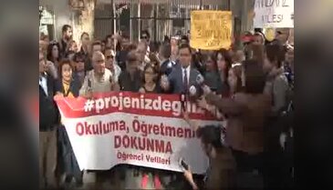 Kadıköy Anadolu Lisesi önünde proje okul eylemi