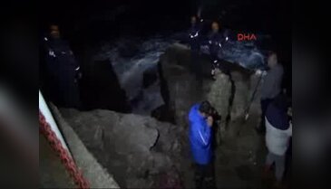Kayalıklardan balık tutarken denize düşen kişi kayboldu