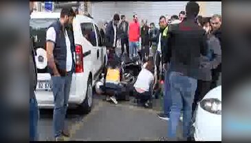 Ehliyetsiz sürücü polislere çarptı