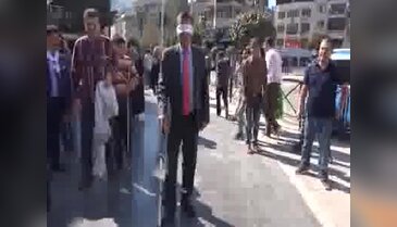 CHP'li Özel de gözleri bağlı yürüdü