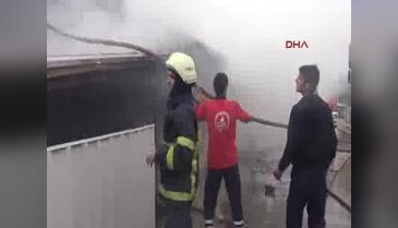 Komşuları yangına hortumla müdahale etti