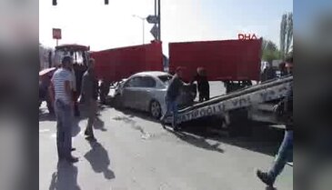 Afyonkarahisar'da traktörle otomobil çarpıştı: 3 yaralı